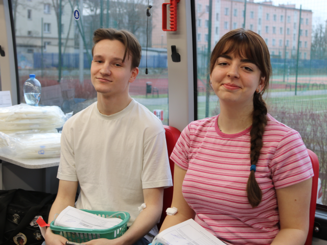 Uczestnicy akcji oddająca krew