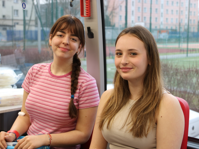 Uczestniczki akcji oddająca krew