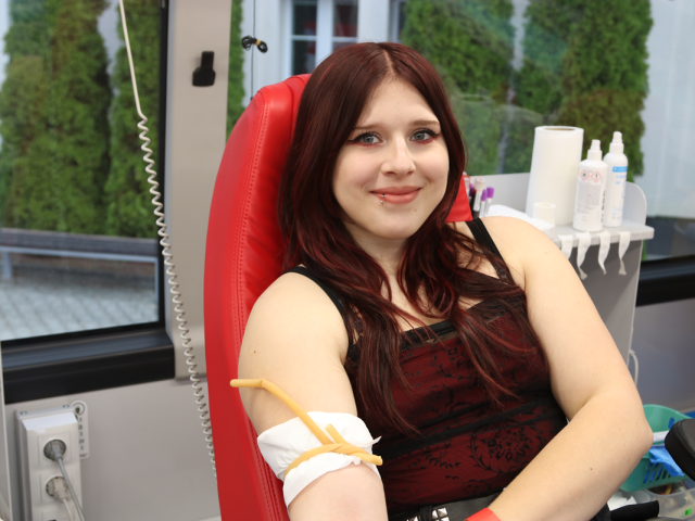 Uczestniczka akcji oddająca krew