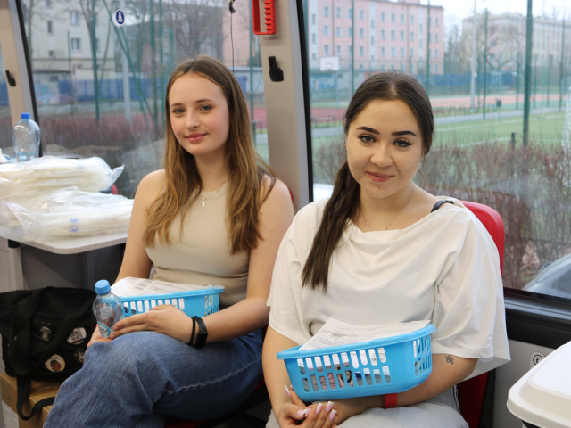 Uczestniczki akcji oddająca krew