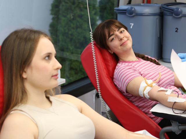 Uczestniczki akcji oddająca krew