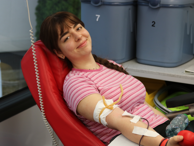 Uczestniczka akcji oddająca krew