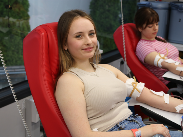 Uczestniczki akcji oddająca krew