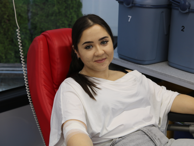 Uczestniczka akcji oddająca krew