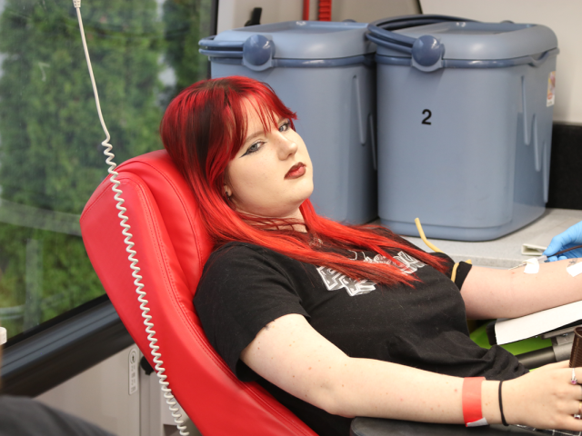 Uczestniczka akcji oddająca krew