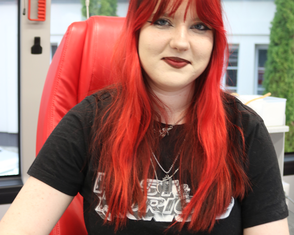 Uczestniczka akcji oddająca krew