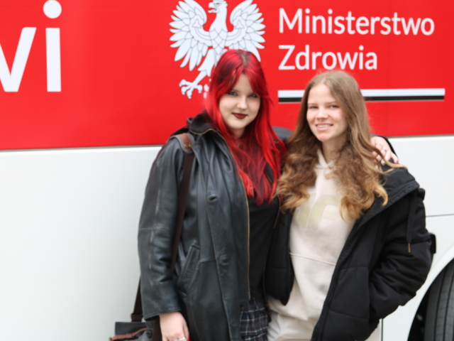 Uczestniczki akcji oddająca krew