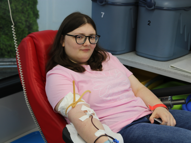 Uczestniczka akcji oddająca krew