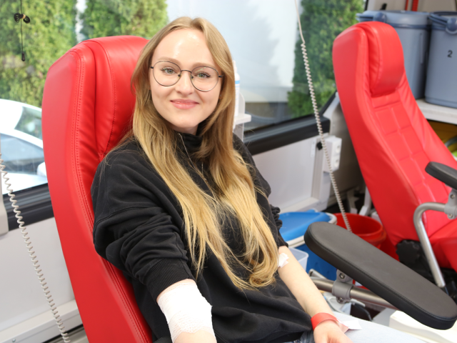 Uczestniczka akcji oddająca krew