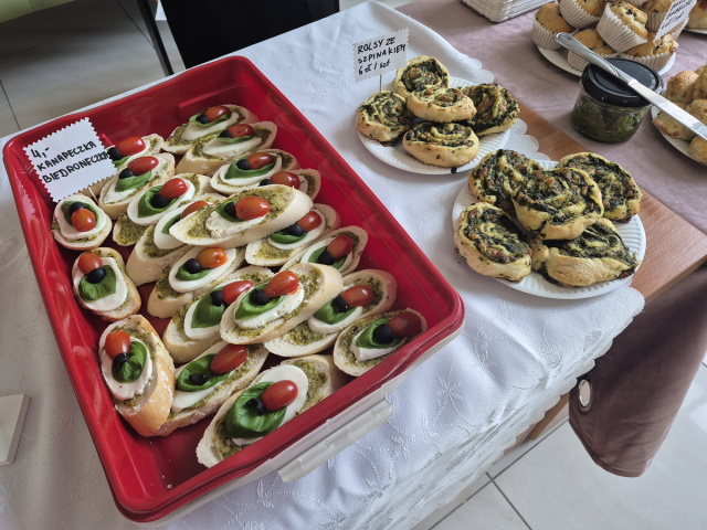 Przygotowane wypieki przez członkinie SKN "Do Dzieła!"
