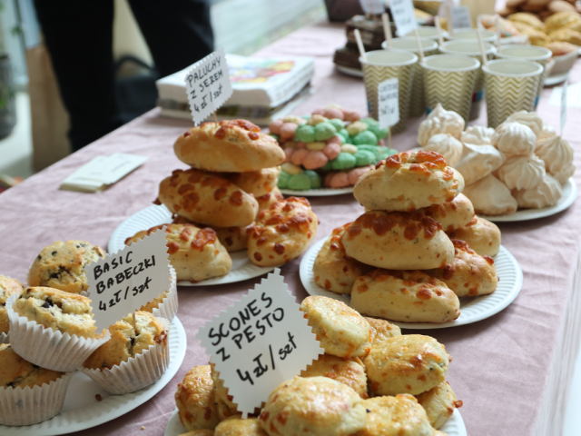 Przygotowane wypieki przez członkinie SKN "Do Dzieła!"