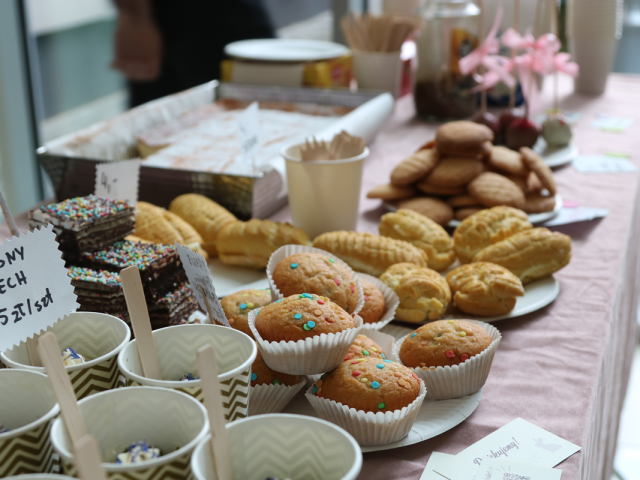 Przygotowane wypieki przez członkinie SKN "Do Dzieła!"