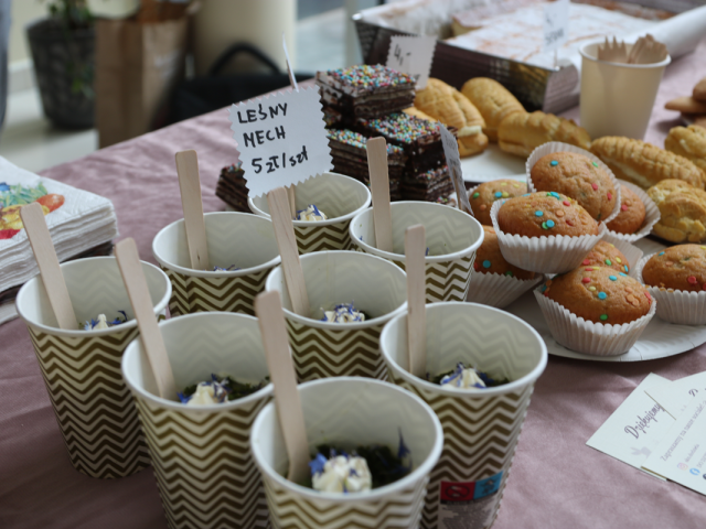 Przygotowane wypieki przez członkinie SKN "Do Dzieła!"