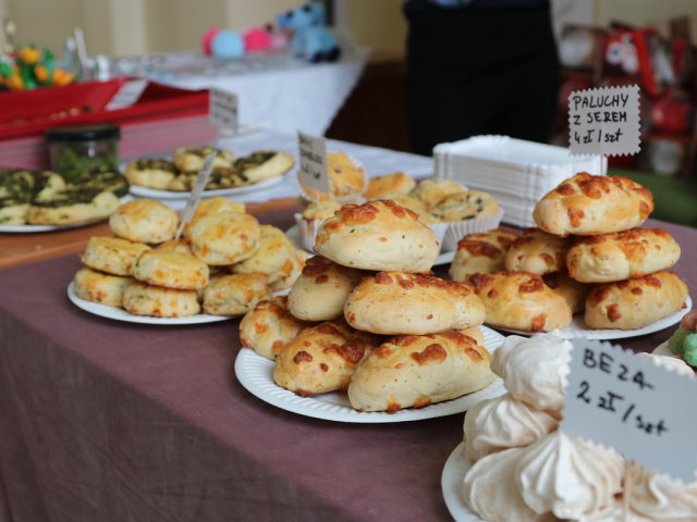 Przygotowane wypieki przez członkinie SKN "Do Dzieła!"