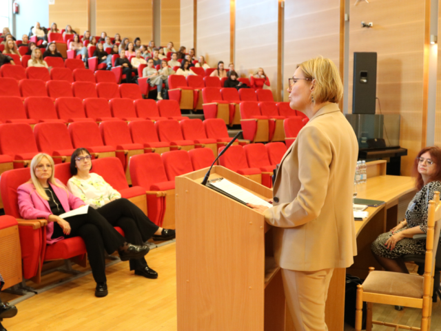 004-przemawia-dr-hab.-Zuzanna-Zbrog-prof.-UJK-siedza-od-lewej-Prodziekan-WPP-dr-Beata-Bugajska_Jaszczolt-dr-Anna-Rog-dr-hab.-Ilona-Zeber_Dzikowska