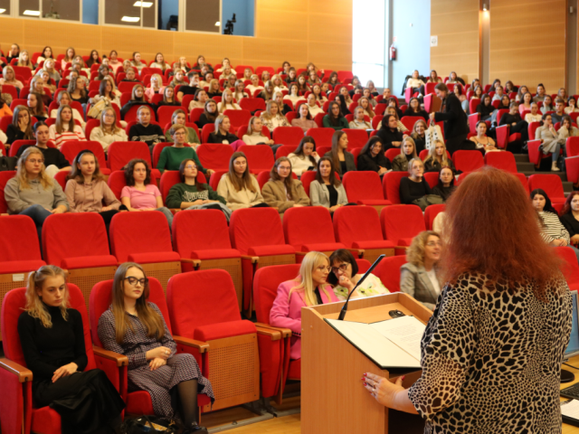 008-Przemawia-Dyrektor-Instytutu-Pedagogiki-dr-hab.-Ilona-Zeber_Dzikowska