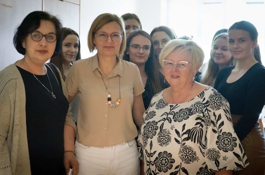 Spotkanie ze studentami uczestniczącymi w przygotowaniach do konferencji - mgr Ewa Misiorowska, dr hab. Zuzanna Zbróg, prof. UJK, mgr Aleksandra Dymińska.
