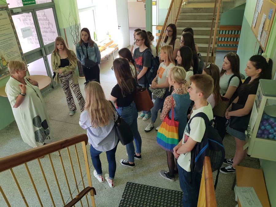 Pani Dyrektor PS nr 40, Pani mgr Aleksandra Dymińska przyjmuje studentów w progu przedszkola
