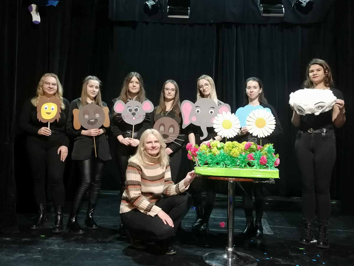 Pani Jolanta Świstak – kierownik literacki ze studentkami na scenie Teatru