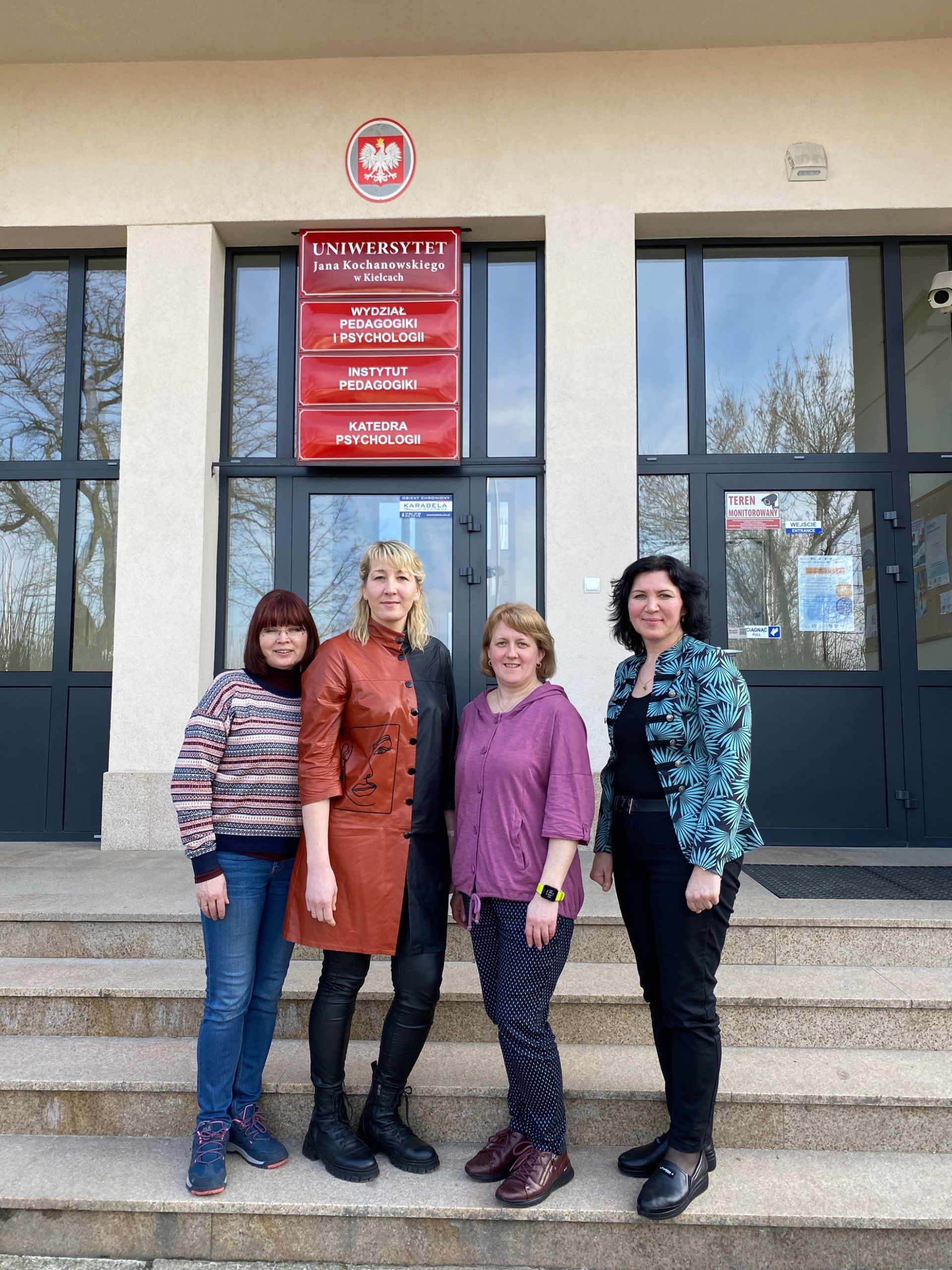 Pamiątkowe zdjęcie na tle budynku Wydziału Pedagogiki i Psychologii. Od lewej: Eridiana Oļehnovića. Jolanta Semjonova, Ilona Fjodorova oraz Mārīte Kravale-Pauliņa.
