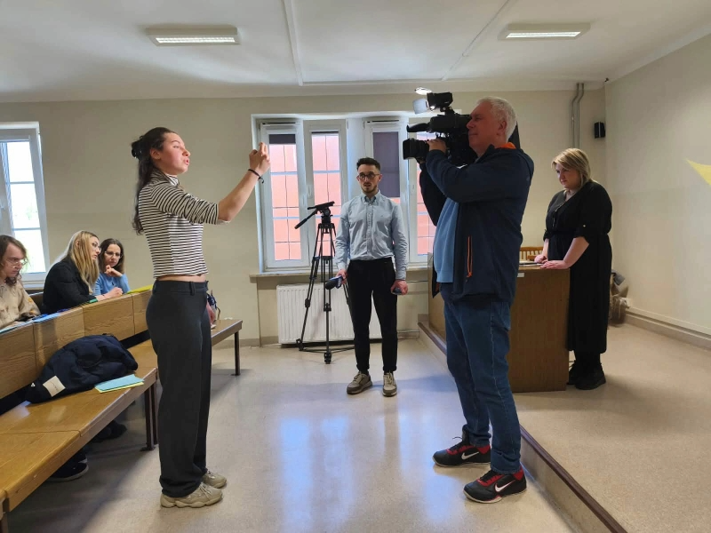 Warsztaty dla studentów na sali wykładowej, prowadzenie zajęć i rejestracja wideo w ramach warsztatów "Świadomy wybór".