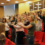 „TEACHING ENGLISH TO YOUNG LEARNERS THROUGH COMMUNICATIVE APPROACHES” — WYKŁAD DLA STUDENTOW KIERUNKU: PEDAGOGIKA PRZEDSZKOLNA I WCZESNOSZKOLNA