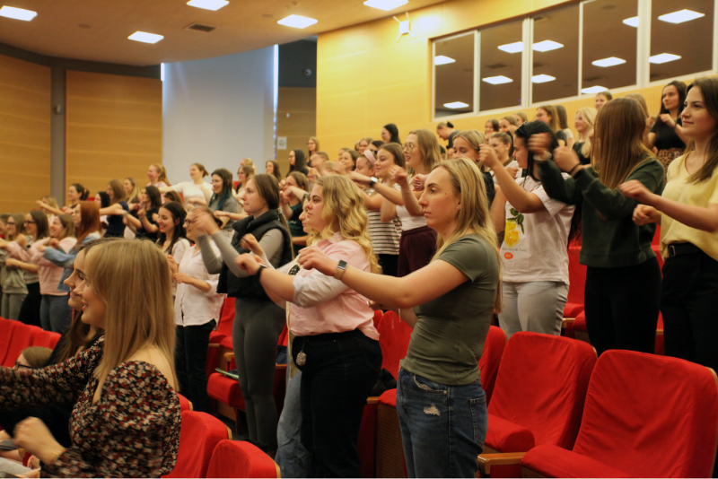 „TEACHING ENGLISH TO YOUNG LEARNERS THROUGH COMMUNICATIVE APPROACHES”