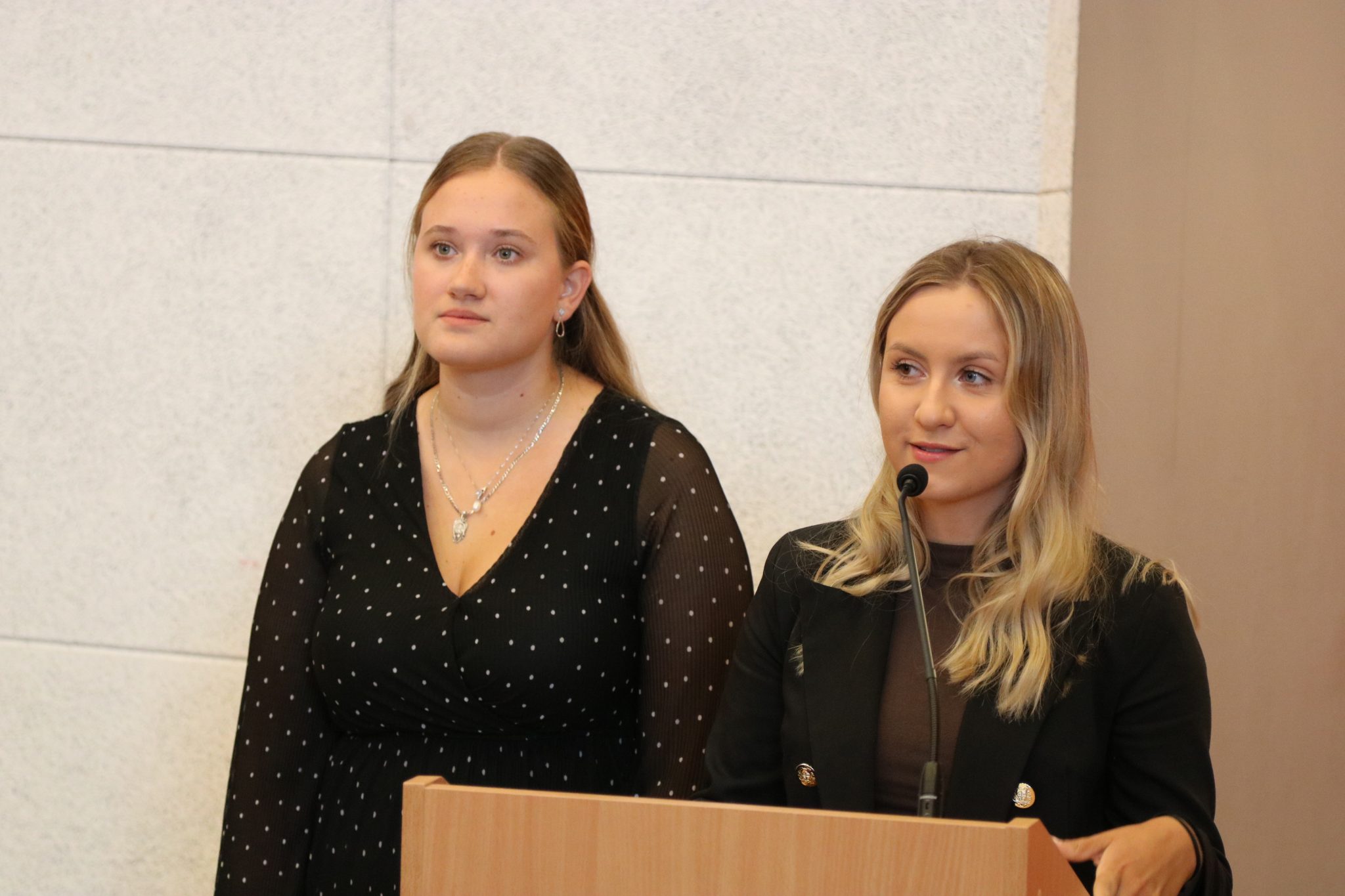 Studentki prowadzące spotkanie podczas Dnia Zero na Wydziale Pedagogiki i Psychologii UJK