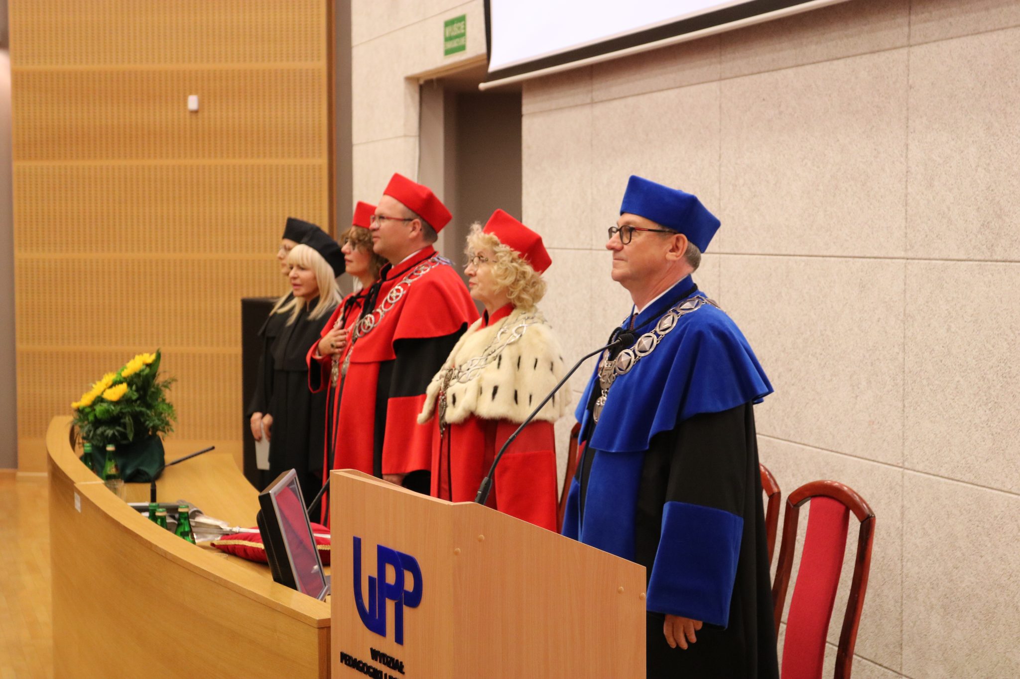 Władze uczelni podczas inauguracji roku akademickiego 2026/2027 na Wydziale Pedagogiki i Psychologii UJK.