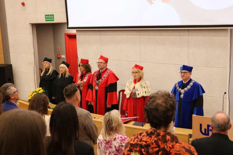 Władze akademickie i uczestnicy inauguracji roku 2026/2027 na WPP UJK