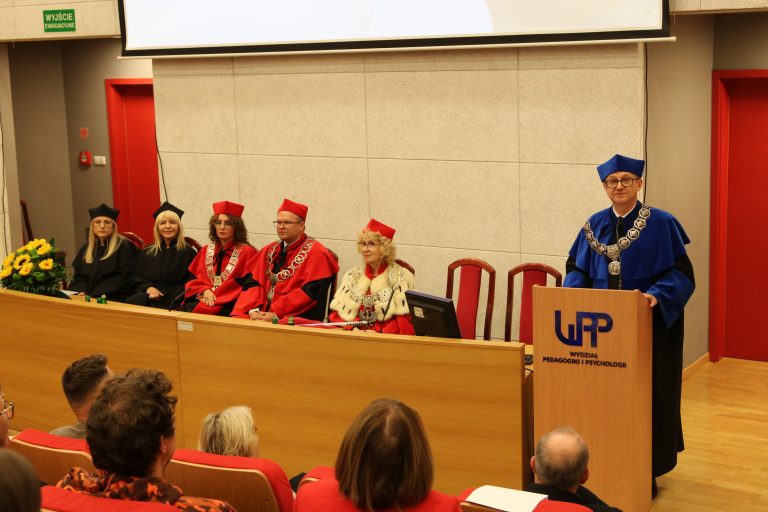 Przem&oacute;wienie Dziekana podczas inauguracji roku akademickiego 2026/2027 na WPP UJK.