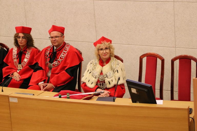 Przedstawiciele władz akademickich podczas inauguracji roku akademickiego 2026/2027 na WPP UJK.