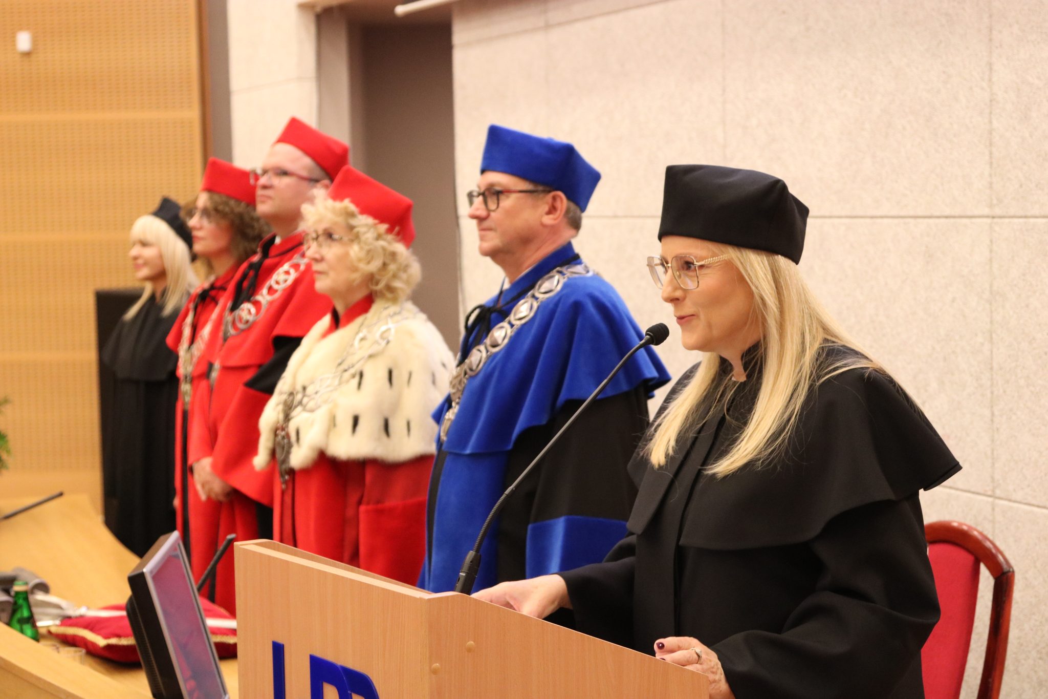Przedstawiciele władz akademickich podczas inauguracji roku 2026/2027 na WPP UJK.