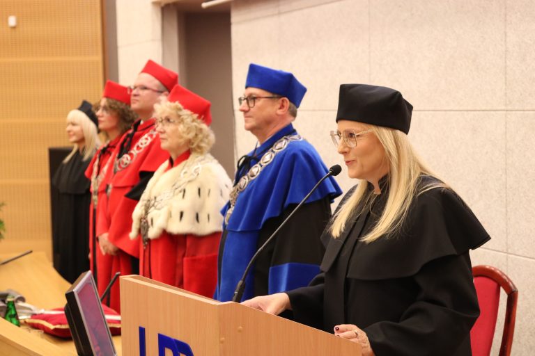 Przedstawiciele władz akademickich podczas inauguracji roku 2026/2027 na WPP UJK.