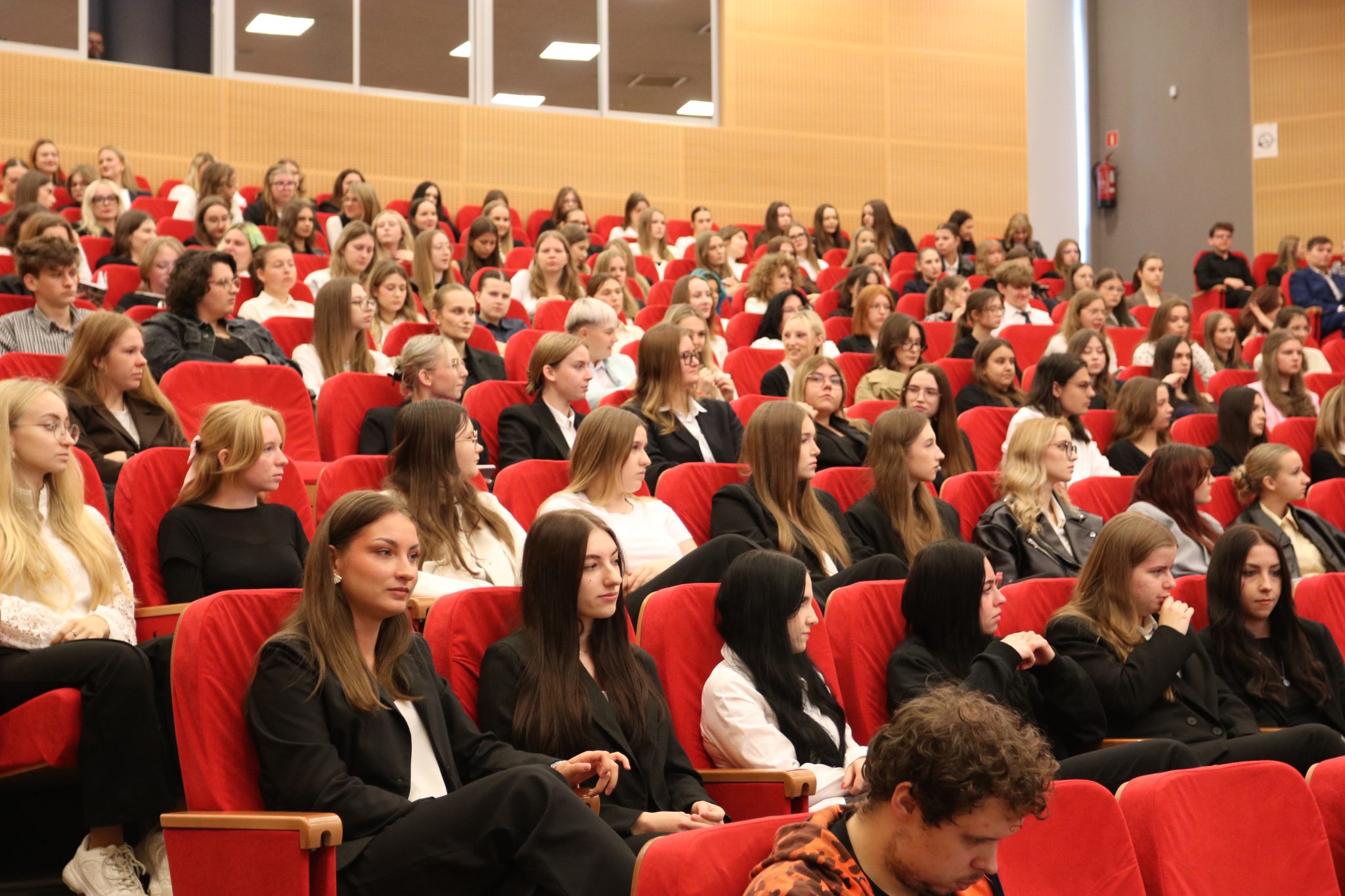 Studenci i goście podczas inauguracji roku akademickiego 2026/2027 na WPP UJK.