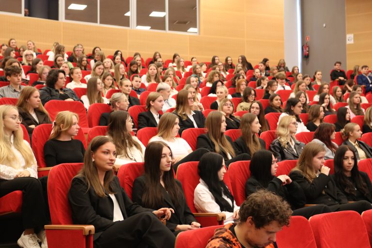 Studenci i goście podczas inauguracji roku akademickiego 2026/2027 na WPP UJK.