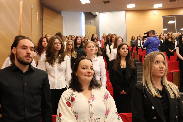 Uczestnicy uroczystej inauguracji roku akademickiego w auli WPP UJK.
