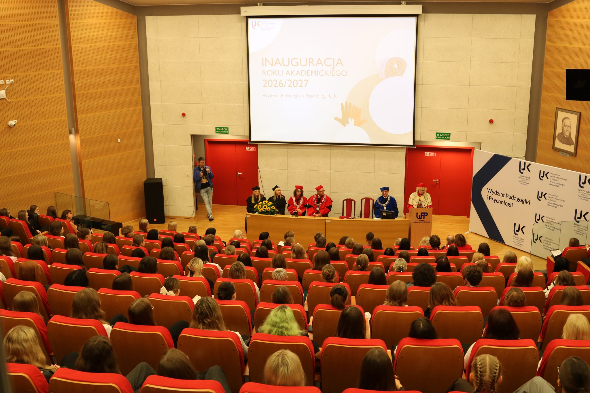 Uczestnicy inauguracji roku akademickiego 2026/2027 podczas przemówienia Rektor UJK w WPP UJK.