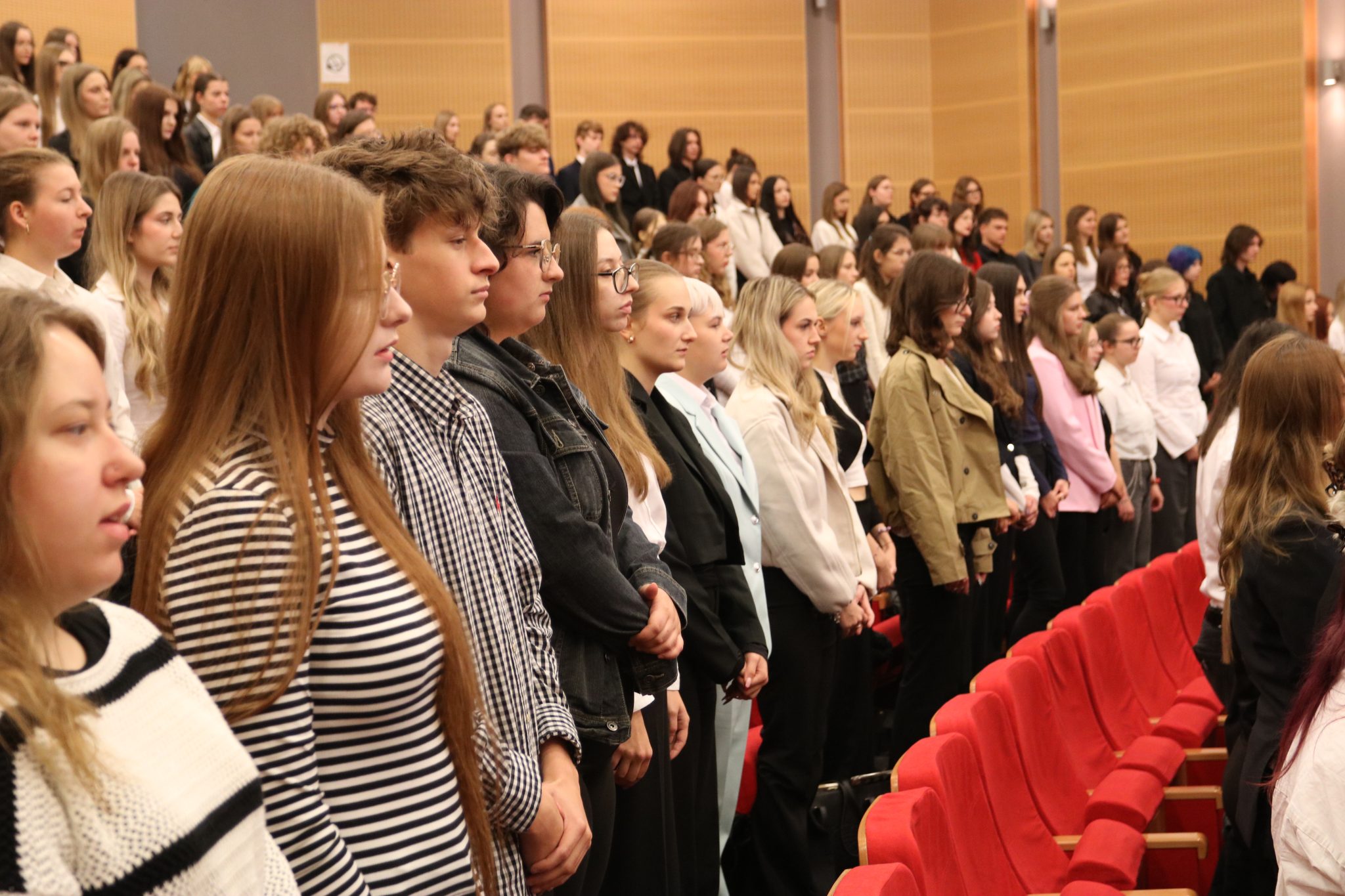 Studenci i goście podczas ślubowania w ramach inauguracji roku akademickiego 2026/2027 na WPP UJK.