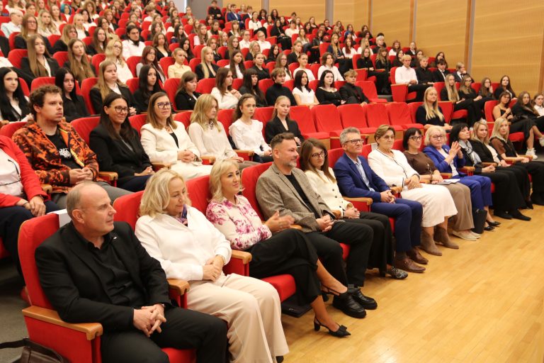 Studenci podczas inauguracji roku akademickiego 2026/2027 na WPP UJK.
