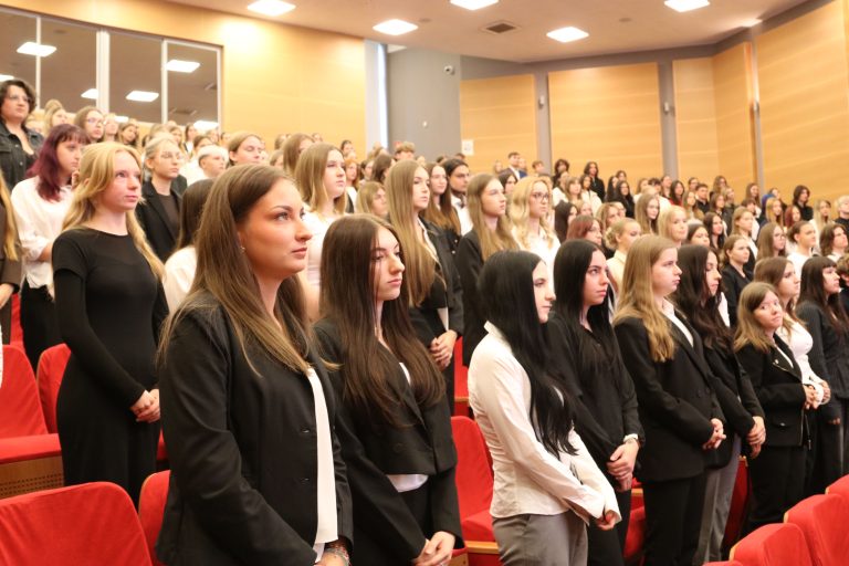 Studenci podczas inauguracji roku akademickiego 2026/2027 na WPP UJK.