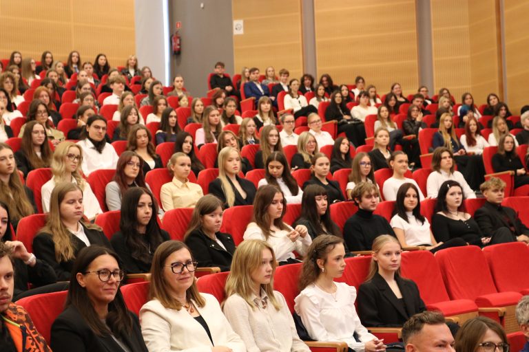 Studenci i goście podczas uroczystej inauguracji roku akademickiego 2026/2027 na WPP UJK.