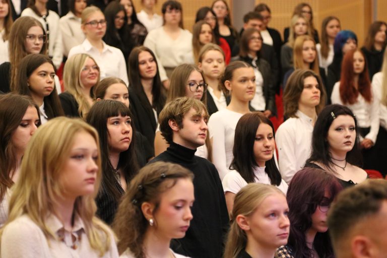 Studenci podczas uroczystej inauguracji roku akademickiego 2026/2027 na WPP UJK.