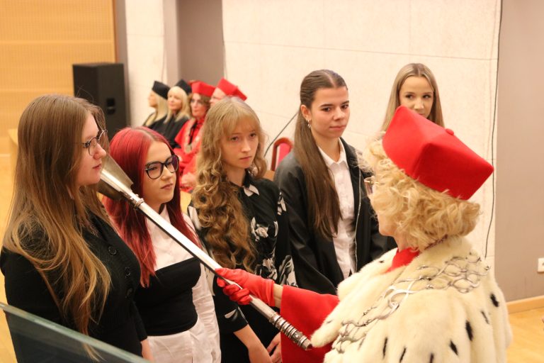 Ceremonia ślubowania studentów z udziałem władz akademickich.