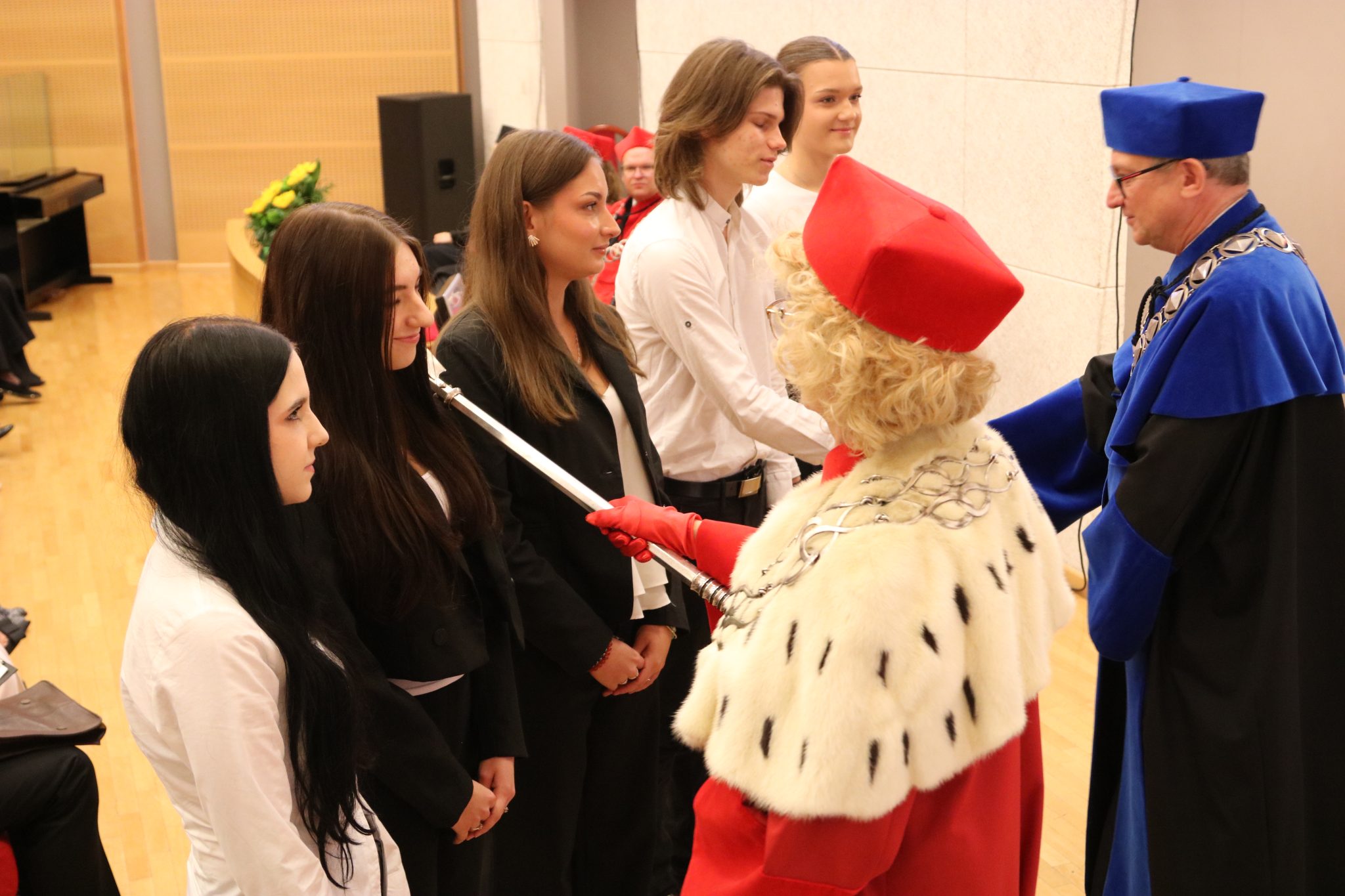 Ceremonia ślubowania studentów z udziałem władz akademickich.