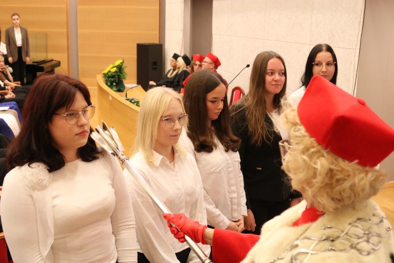 Uroczyste ślubowanie student&oacute;w podczas inauguracji roku akademickiego 2026/2027 na WPP UJK.