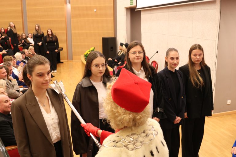 Uroczyste ślubowanie studentów podczas inauguracji roku akademickiego 2026/2027 na WPP UJK.