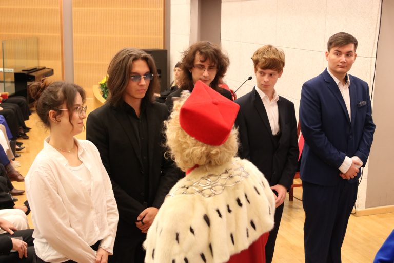 Uroczyste ślubowanie student&oacute;w podczas inauguracji roku akademickiego 2026/2027 na WPP UJK.