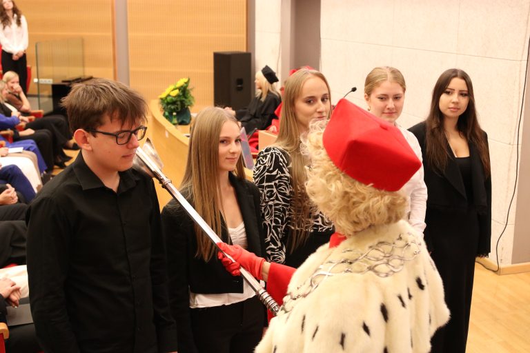 Uroczyste ślubowanie student&oacute;w podczas inauguracji roku akademickiego 2026/2027 na WPP UJK.