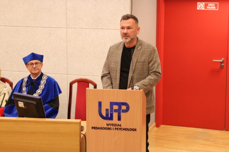 Wystąpienie przy m&oacute;wnicy podczas inauguracji roku akademickiego 2026/2027 na WPP UJK.